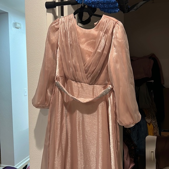 Gown - Picture 1 of 8